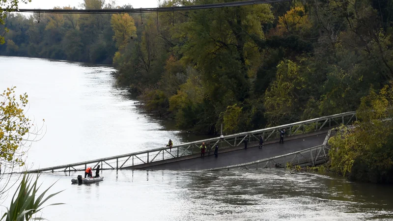 Fotografija: Viseči most čez reko Tarn. FOTO: Eric Cabanis/Afp