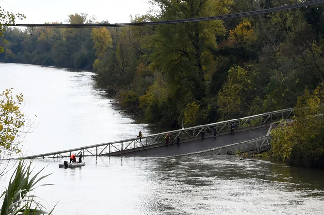 Viseči most čez reko Tarn. FOTO:&nbsp;Eric Cabanis/Afp