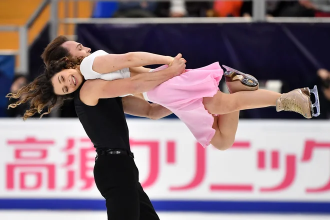 Nastop poljskega para Natalie Kaliszek in Maksyma Spodyrieva na tekmovanju v umetnostnem drsanju, ki je za veliko nagrado Rusije potekalo v Moiskvi. FOTO: Yuri Kadobnov/AFP