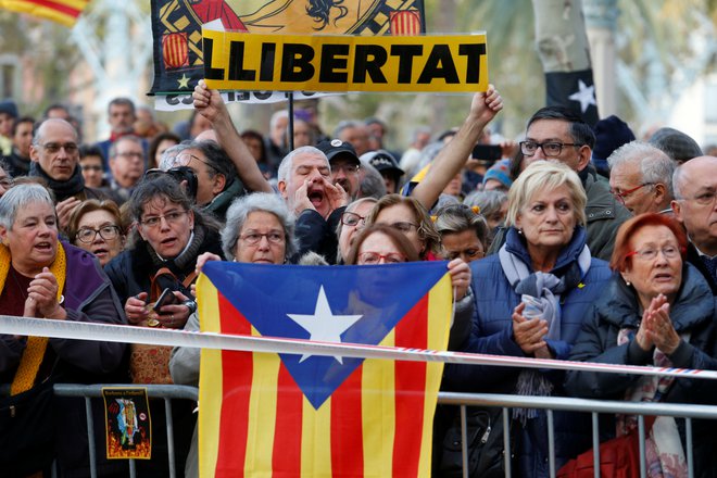 Ob prihodu na sodišče je predsednika Katalonije pozdravila množica podpornikov. FOTO: Enrique Calvo/Reuters