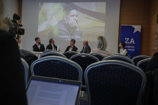 Program ZA podjetno Slovenijo so predstavili Matic Vizjak (prvi z leve), Štefan Pavlinjek, Goran Novković, Janez Kodila, Alma Kochavy in Žiga Gombač. FOTO: Uroš Hočevar/Delo