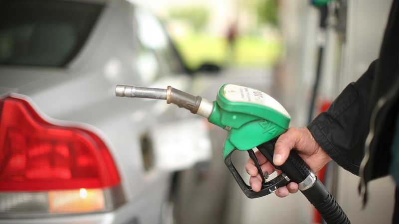 Fotografija: Neosvinčen 95-oktanski bencin se bo podražil za 1,7 centa na 1,293 evra za liter. Cena dizelskega goriva bo v prihodnjih dveh tednih višja za 0,4 centa in bo znašala 1,258 evra. FOTO: Jure Eržen/Delo