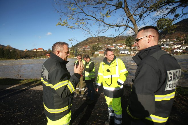 Dravograjski gasilci s predsednikom Tilnom Čerujem (prvi z desne) v pričakovanju razlitja vode ob sotočju Drave in Meže. FOTO: Jure Eržen