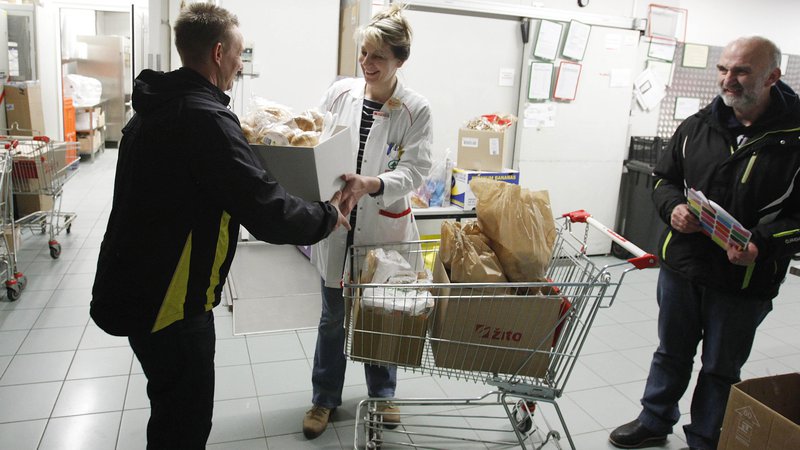 Fotografija: Prostovoljci hrano pobirajo v 27 mestih iz trgovin vseh največjih trgovskih verig in jo še isti ali naslednji dan razdelijo pomoči potrebnim. FOTO: Leon Vidic
