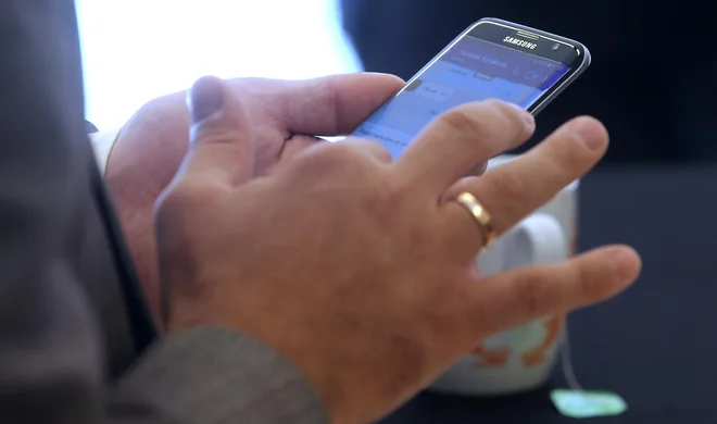 Za večji občutek povezanosti so na splošno še najbolj v uporabi računalniki, tablice in mobilni telefoni. Foto Blaž Samec