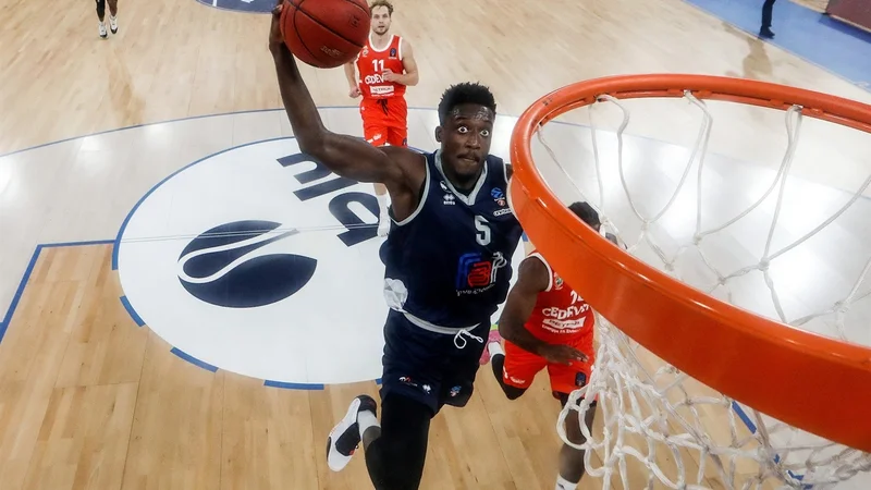 Fotografija: V Brescii so Awadu Abass in soigralci dosegli preveč lahkih košev.
FOTO: Eurocup