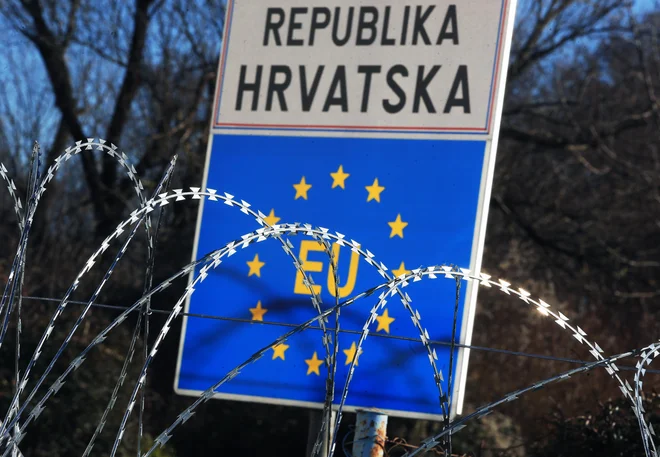Ministrstvo za notranje zadeve ni bilo uspešno pri iskanju vzdrževalca ograje na meji. V nekaterih občinah so z vzdrževanjem nezadovoljni. FOTO: Tadej Regent/Delo