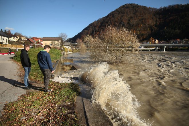 Prihodnji pretok Drave je odvisen od padavin in temperatur v Avstriji ter dinamike praznjenja tamkajšnjih akumulacijskih jezer, pretok Drave v Sloveniji pa regulirajo Dravske elektrarne Maribor (DEM). FOTO: Jure Eržen/Delo