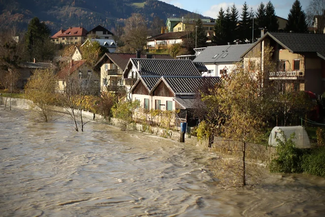 Narasla reka Drava v Dravogradu. FOTO: Jure Eržen/Delo