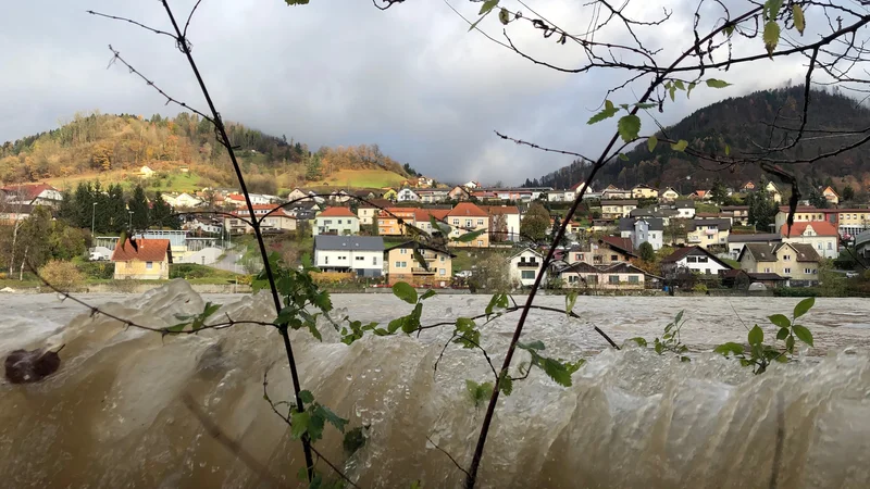 Fotografija: Tudi to noč so v Dravogradu dežurali prostovoljni gasilci, ki so spremljali razmere, prav tako je še vedno aktiven štab civilne zaščite, ki se bo sestal danes dopoldne. FOTO: Jure Eržen/Delo