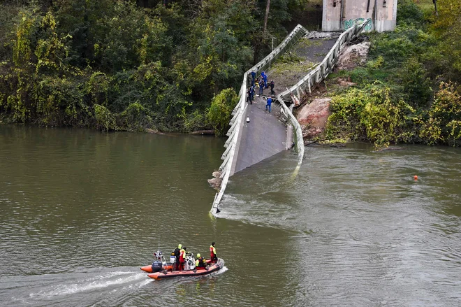 Viseči most je povezoval kraja Mirepoix-sur-Tarn in Bessières. FOTO: Eric Cabanis/AFP