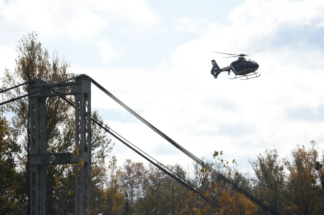 V Franciji se je dobrih 30 kilometrov severno od mesta Toulouse porušil viseči most čez reko Tarn. FOTO: Eric Cabanis/AFP