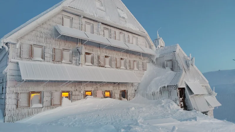 Fotografija: Zimska pravljica na Kredarici. FOTO: Jože Senica