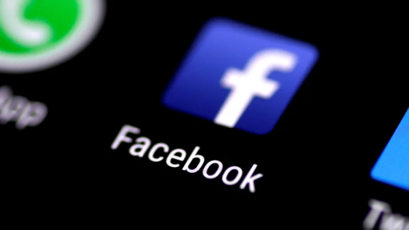 Fotografija: FILE PHOTO: The Facebook application is seen on a phone screen August 3, 2017. REUTERS/Thomas White/File Photo Foto Thomas White Reuters