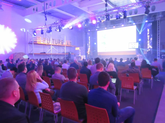 Na konferenci je odlična priložnost za povezovanje startupov, ki potrebujejo kapital, in korporacij, ki iščejo konkretne rešitve za posamezne probleme. FOTO: Špela Kuralt/Delo