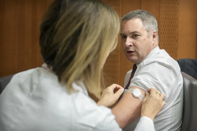 Cepljenje proti gripi je danes potekalo tudi v Državnem zboru. Takole je s postopkom opravil Dejan Židan. FOTO: Voranc Vogel/Delo