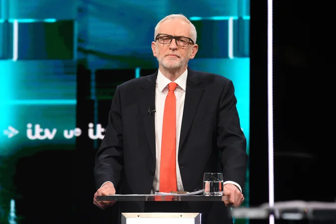 Corbyn je dejal, da se številne družine s težavo prebijajo iz dneva v dan, medtem pa vlada najbogatejšemu sloju prebivalstva znižuje davke. FOTO: AFP