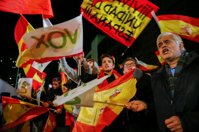 Privrženci desničarske stranke VOX med volitvami 10. novembra pred stavbo španske vlade. Foto Reuters