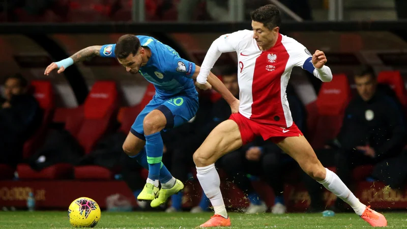 Fotografija: Slovenska izbrana vrsta je igrišče po prvem polčasu zapustila z izidom 1:1, ob koncu tekme je bilo 3:2 za Poljake. FOTO: Reuters