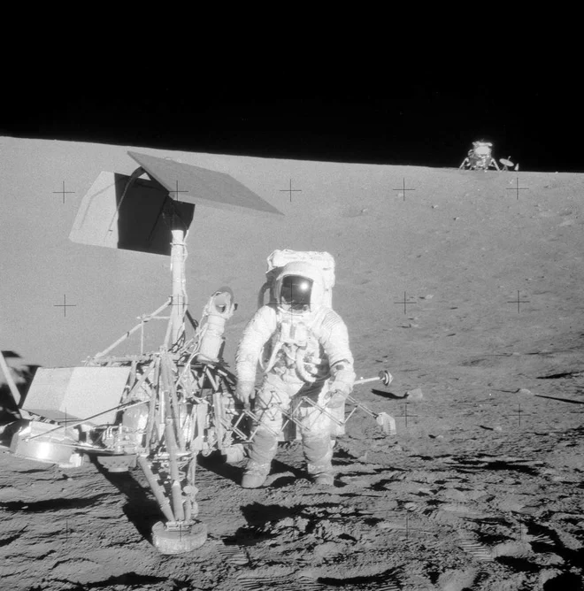 Alan Bean pri robotski sondi Surveyer 3 približno 200 metrov od pristajalnega modula. Foto Nasa