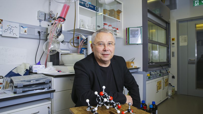 Fotografija: Prof. dr. Jurij Svete je že dobri dve leti dekan Fakultete za kemijo in kemijsko tehnologijo Univerze v Ljubljani. Foto Jože Suhadolnik