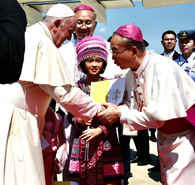 Papež Frančišek je v Bangkoku včeraj doživel prisrčen sprejem.<br />
FOTO: AFP