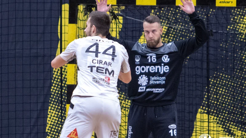 Fotografija: Trimo (na fotografiji Gal Cirar) je v Velenju izgubilo zgolj za gol. Pri Gorenju je v dobri formi vratar Aljaž Panjtar. FOTO: RK Gorenje