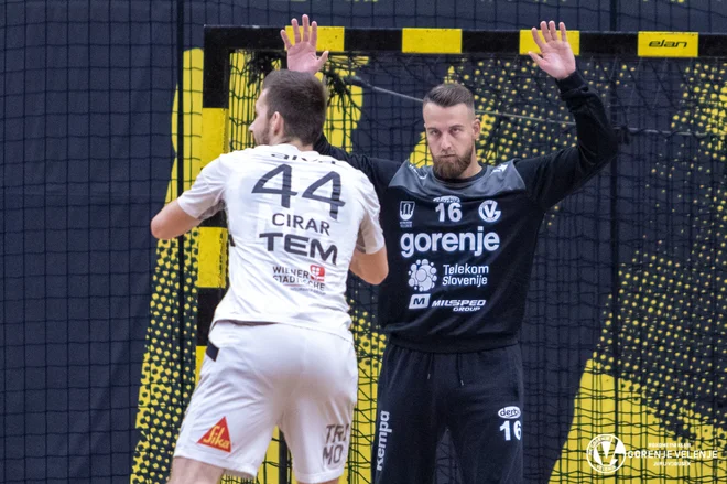 Trimo (na fotografiji Gal Cirar) je v Velenju izgubilo zgolj za gol. Pri Gorenju je v dobri formi vratar Aljaž Panjtar. FOTO: RK Gorenje