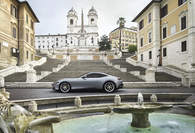 Ferrari roma nosi ime glavnega mesta Italije, ker da s svojo pojavo spominja na nekdanje romantične, sproščene čase v Rimu. Fotografije Ferrari