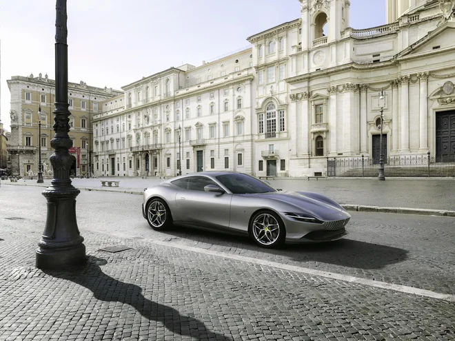 »To je grand tourer, ki ga je bilo treba oblikovati drugače, bolj elegantno, bolj enostavno,« je dejal Ferrarijev šef oblikovanja Flavio Manzoni.