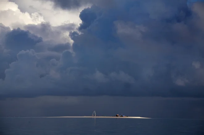 Otoki sredi oceana so izpostavljeni dvigovanju morske gladine, še bolj pa na izginjanje trdnih tal vplivajo valovi. Ti se zvišujejo, saj se množijo in krepijo tudi viharji na morjih. FOTO: Reuters