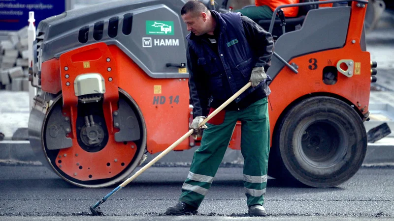 Fotografija: Ker je KPL odvisen od javnih naročil, naj bi prepoved sodelovanja v javnih naročilih privedla v odpuščanje delavcev in propad družbe. FOTO: Roman Šipić/Delo