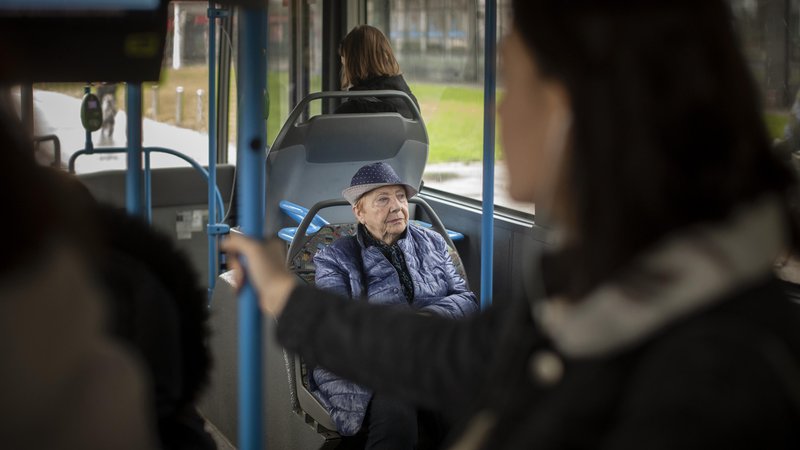 Fotografija: Če bo medkrajevni promet za starejše na primer iz Medvod v Šiško brezplačen, bodo potniki na plačljivih mestnih avtobusih med Šentvidom in Šiško na pol krajši razdalji na slabšem. FOTO: Voranc Vogel/Delo