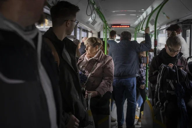 V Ljubljani in Mariboru so upokojenske terminske vozovnice sicer cenejše, niso pa vožnje brezplačne. FOTO: Voranc Vogel/Delo