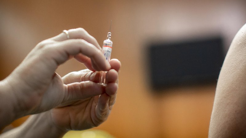 Fotografija: Na Nacionalnem inštitutu za javno zdravje so podcenili zanimanje za cepljenje. FOTO: Voranc Vogel/Delo