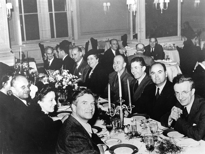 Kraj in datum fotografije nista navedena. Louis Adamič je četrti z desne, osmi z desne pa pisatelj in politik Etbin Kristan. FOTO: arhiv Dela