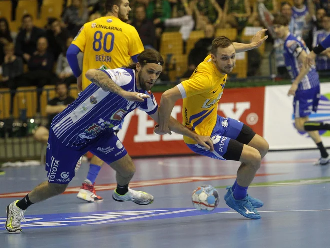 Dean Bombač in Gal Marguč sta se pred letom tako borila za žogo. Szeged je v Celju zmagal za gol FOTO: Mavric Pivk