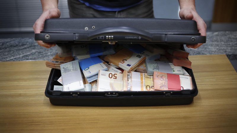 Fotografija: Slovenija zaradi korupcije izgubi 3,5 milijarde evrov na leto. FOTO Leon Vidic/Delo