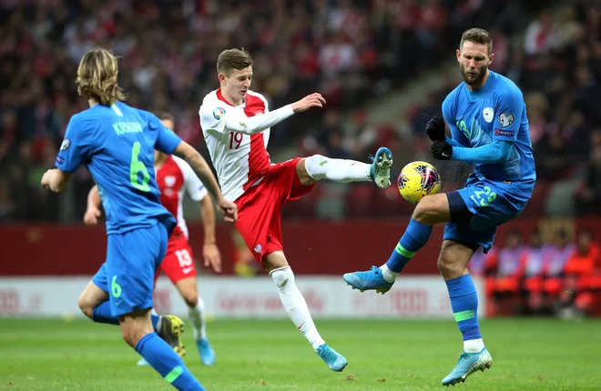 Strelca golov Sebastian Szymanski in Tim Matavž nista varčevala svojih moči. FOTO: Reuters