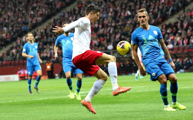 Robert Lewandowski in Jure Balkovec med eno od akcij. FOTO: Reuters