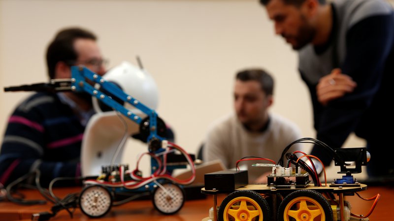 Fotografija: Roboti, ki jih usmerja umetna inteligenca, lahko samostojno izvajajo različne naloge - in nadomestijo tudi zaposlene ljudi. FOTO: Reuters