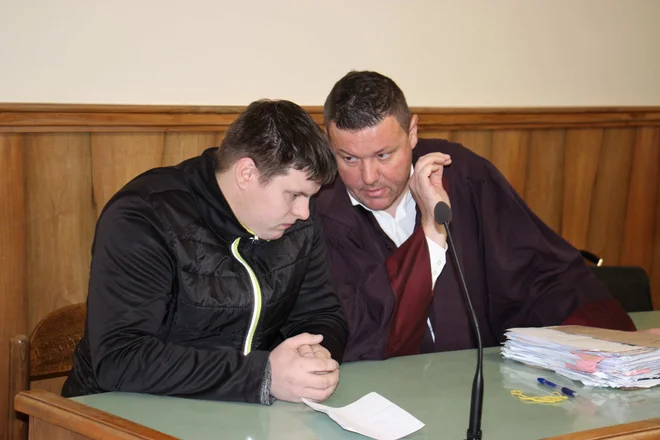 Janez Trunkelj z odvetnikom Benjaminom Peterneljem. FOTO:&nbsp;Tanja Jakše Gazvoda