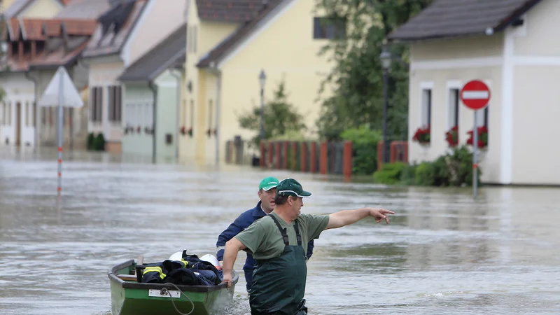 Naravne ujme so bile nekoč dvakrat, zdaj so tudi do petkrat na leto; odpravljanje posledic stane milijone. FOTO: Leon Vidic/Delo