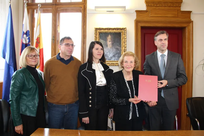 Del družine Leona Štuklja – Danica in Miha Pauko –, Jasna Dokl Osolnik, direktorica Dolenjskega muzeja, Lidija Pauko, hči Leona Štuklja, in novomeški župan Gregor Macedoni. Foto Simona Fajfar