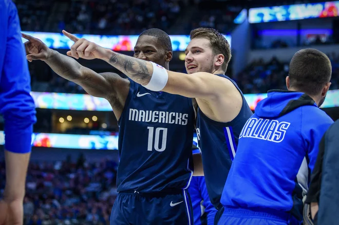 Luka Dončić in Dorian Finney-Smith zadovoljno zreta v prihodnost moštva Dallas Mavericks. FOTO: Reuters