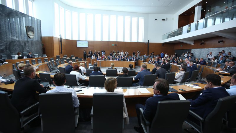 Fotografija: DZ je proračun za leto 2021 sprejel z 49 glasovi za, 40 poslancev je bilo proti. FOTO: Jure Eržen/Delo