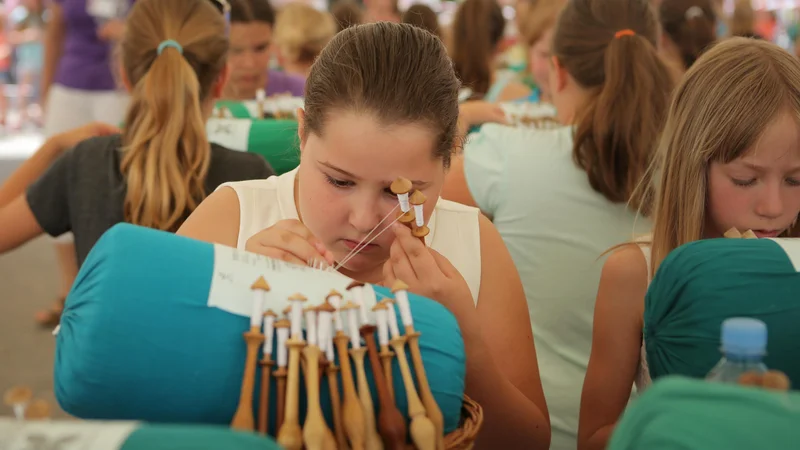 Fotografija: Festival idrijske čipke v mesto privabi turiste - ćelijo si jih več. FOTO: Jože Suhadolnik/Delo