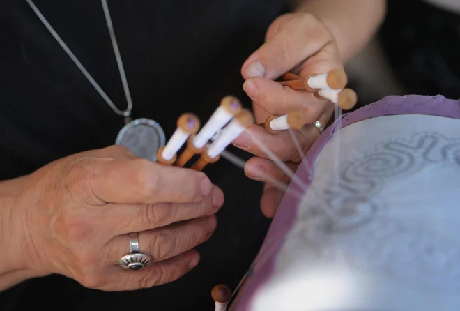 Festival idrijske čipke je eden od zaščitnih znakov mesta. FOTO: Jože Suhadolnik/Delo