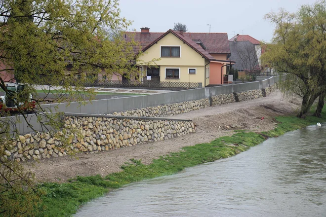 V Krški vasi končujejo nasipe, a poglabljanja Krke pri sotočju s Savo ne morejo zaključiti, dokler ne bo izdano pravnomočno okoljevarstveno soglasje za HE Mokrice. Tako je Krška vas v primeru visokih vod še vedno ogrožena. FOTO: Tanja Jakše Gazvoda