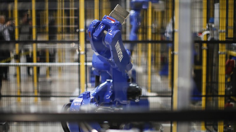 Fotografija: Japonska družba Yaskawa proizvaja robote tudi v Sloveniji, kjer tudi industrija sodi med nadpovprečno »robotizirane«. FOTO: Uroš Hočevar
